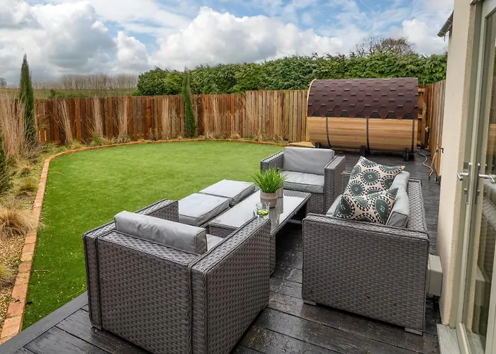 Designer Cotswold Post House With External Sauna