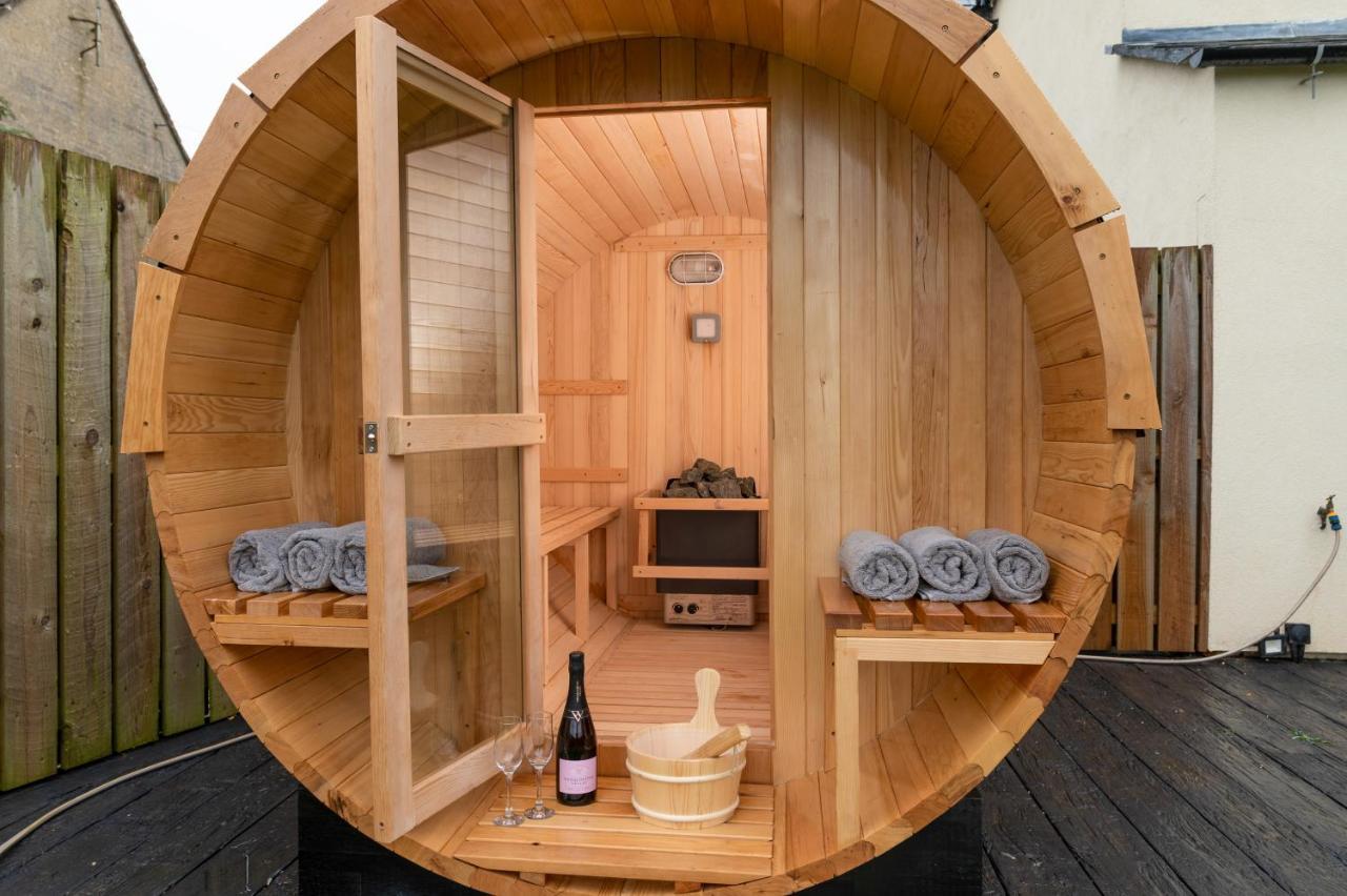 Holiday home Designer Cotswold Post House With External Sauna *
