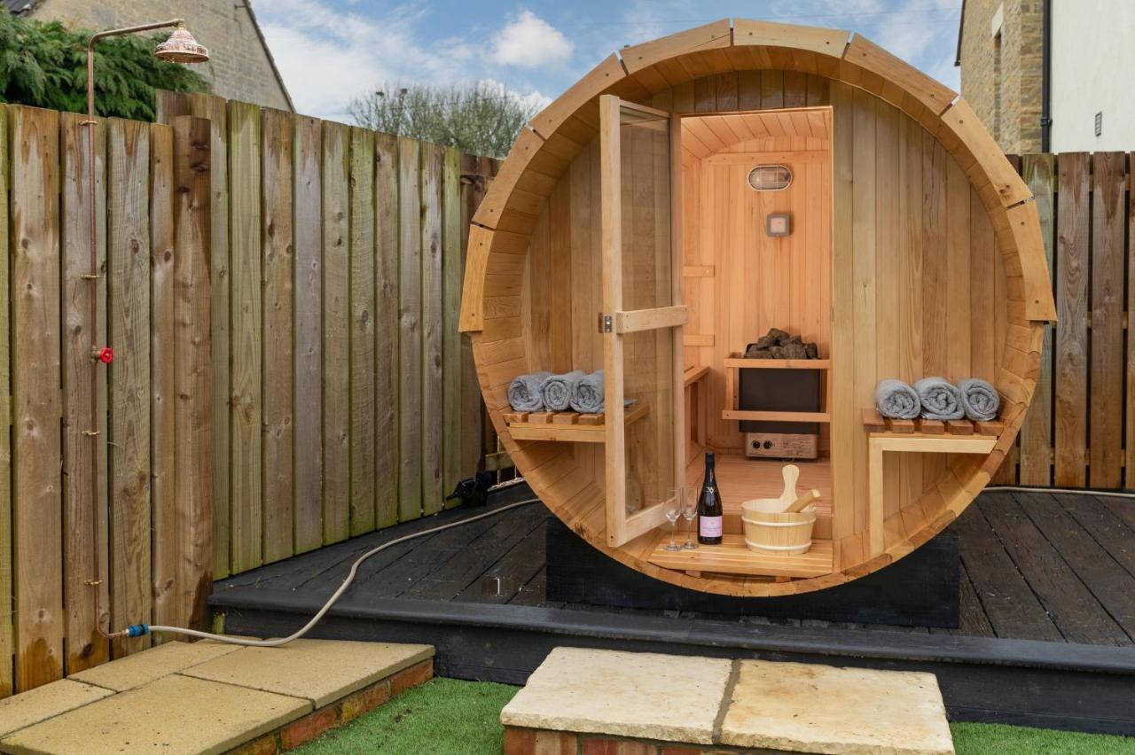 Designer Cotswold Post House With External Sauna Holiday home *