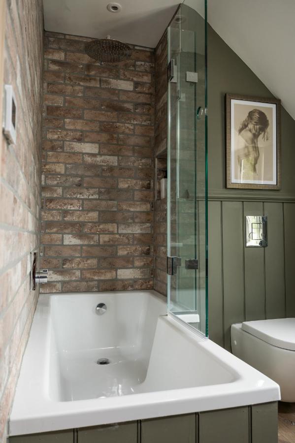 Designer Cotswold Post House With External Sauna Holiday home