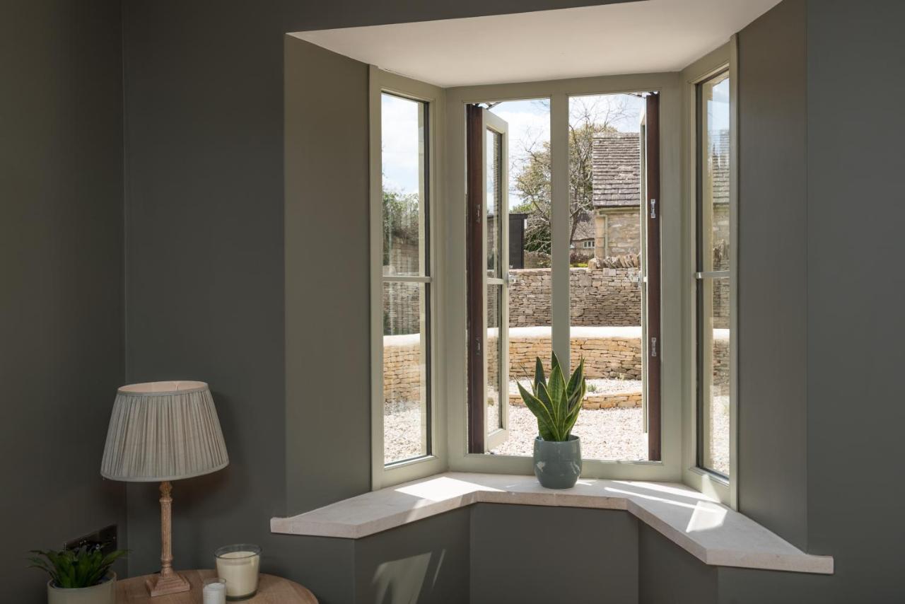 Designer Cotswold Post House With External Sauna *