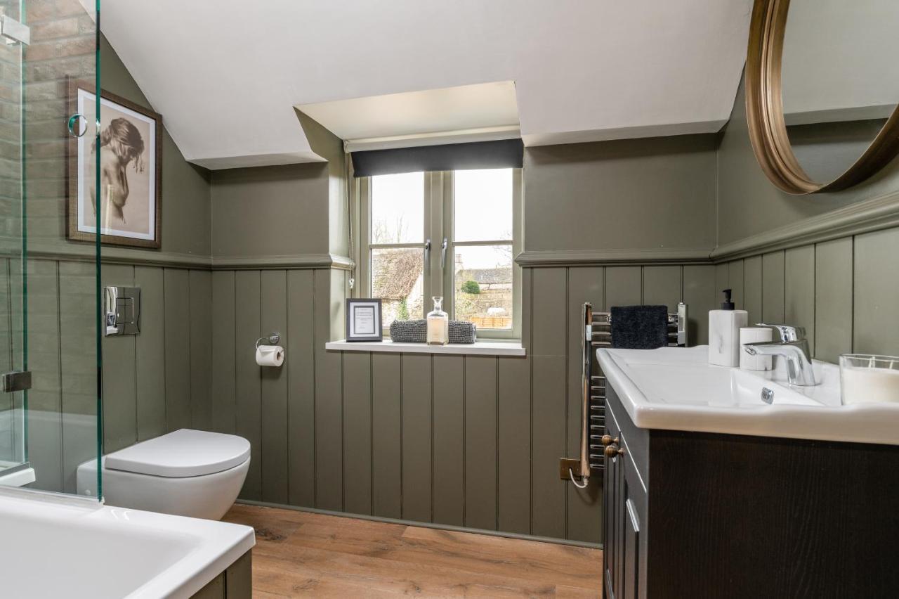Designer Cotswold Post House With External Sauna *