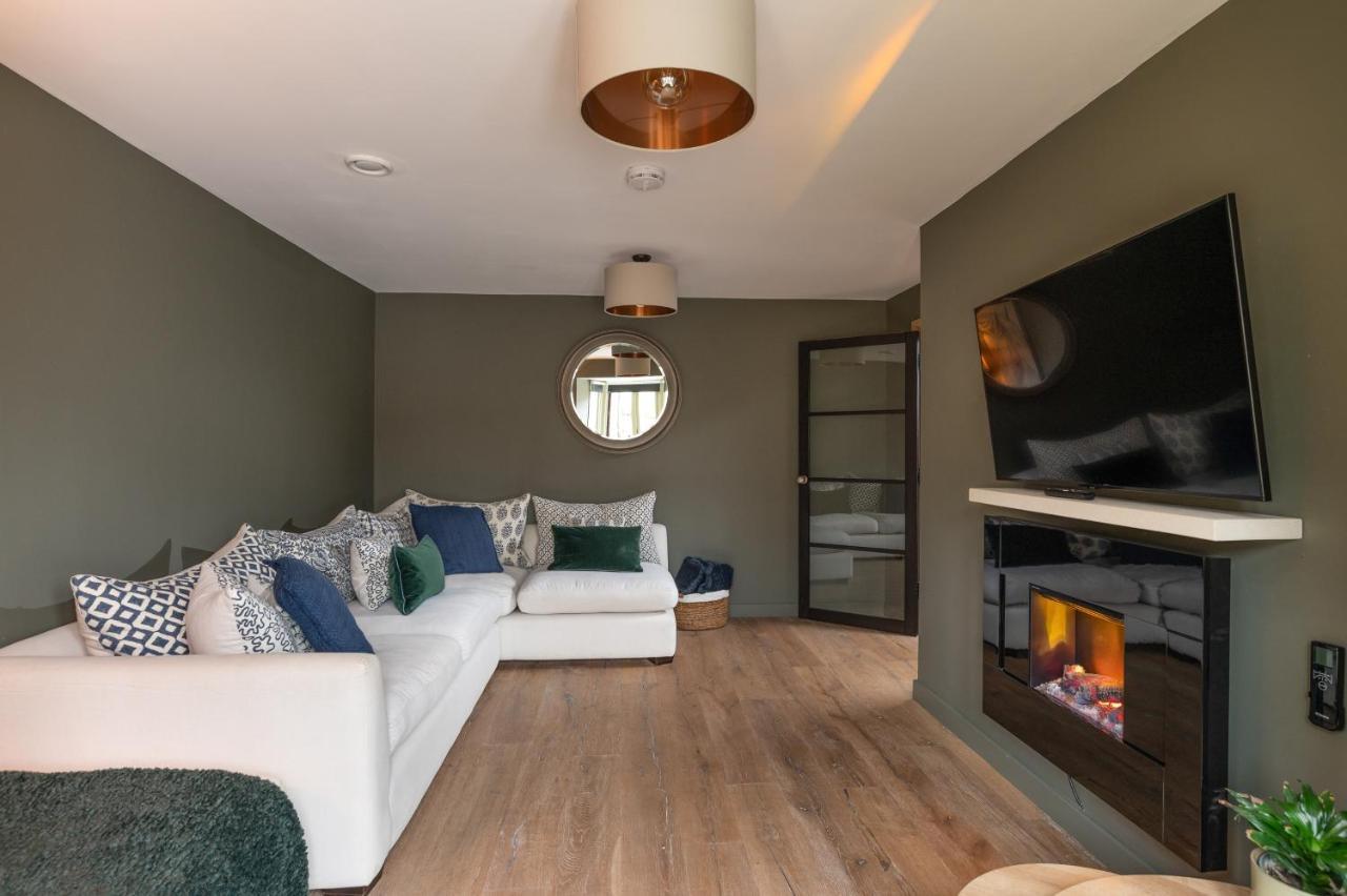 Designer Cotswold Post House With External Sauna Holiday home Tetbury